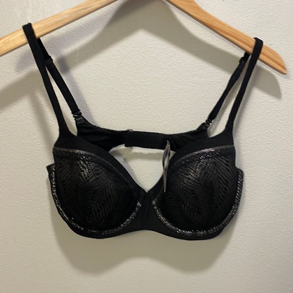 𝅺victoria Secrets woman’s black and silver underwire bra